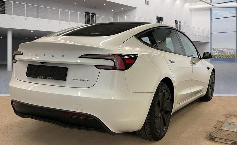 Second-hand Tesla Model 3 366 kW (498 CP) 2023 Alb Berlinǎ