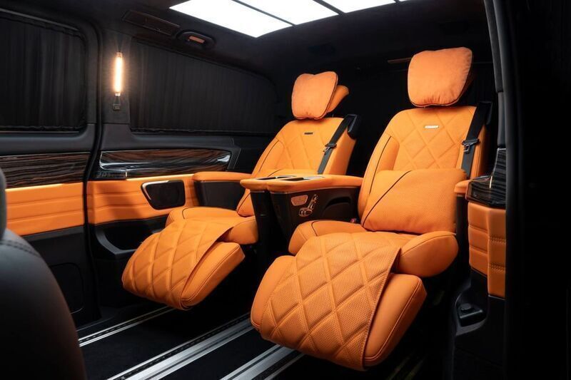 Schwarz Gebraucht 2024 Mercedes V300 Van / Kleinbus | 233.240 € - Bild 1/4