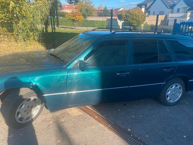 Grün Gebraucht 1995 Mercedes E250 Kombi | 8.999 € - Bild 1/4