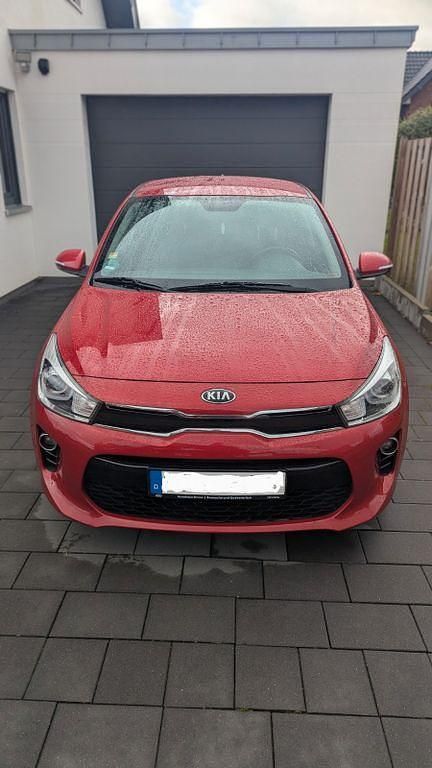 Rot Gebraucht 2019 Kia Rio DREAM-TEAM Edition Limousine | 9.990 € (Fairer Preis) - Bild 1/4