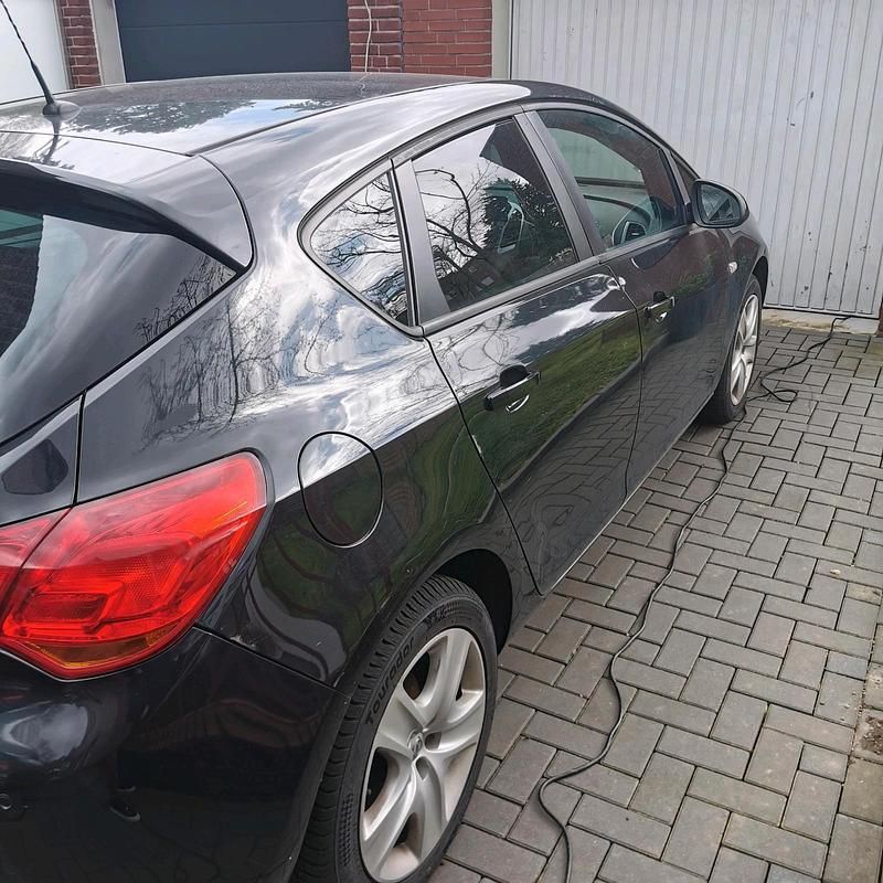 Gebraucht Opel Astra 140 PS (102 kW) 2012 Schwarz Limousine