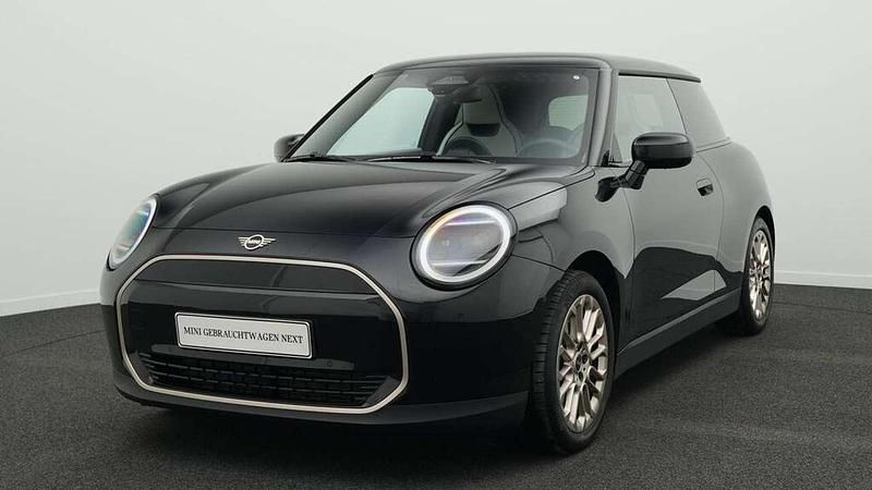 Schwarz Gebraucht 2024 Mini Cooper Favoured Kleinwagen | 27.088 € (Fairer Preis) - Bild 1/4
