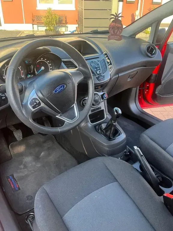 Gebraucht Ford Fiesta Ambiente 60 PS (44 kW) 2016 Rot Kleinwagen