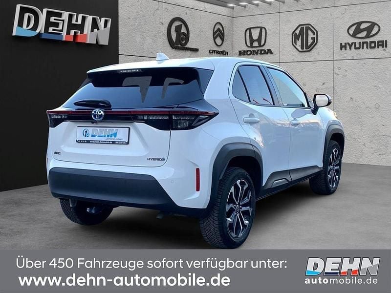Gebraucht Toyota Yaris Hybrid Team 116 PS (85 kW) 2023 Weiß Limousine