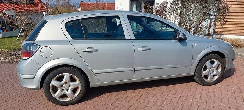 Gebraucht Opel Astra Edition 140 PS (102 kW) 2007 Silber Limousine
