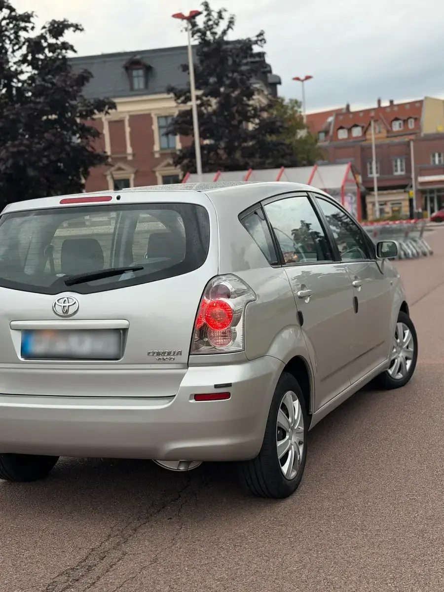 Gebraucht Toyota Corolla Verso 125 PS (91 kW) 2006 Silber Van / Kleinbus
