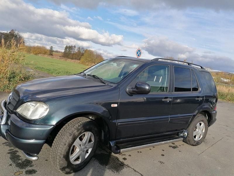 Gebraucht 2020 Mercedes ML320 Edition SUV | 4.400 € - Bild 1/4