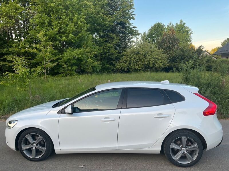 Weiß Gebraucht 2018 Volvo V40 Momentum Kombi | 13.900 € (Fairer Preis) - Bild 1/4