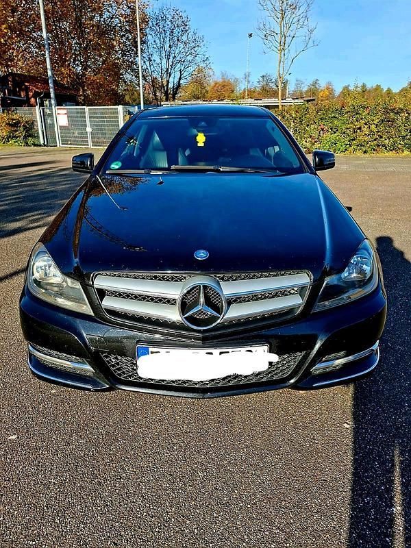 Schwarz Gebraucht 2011 Mercedes 180 Limousine | 7.500 € - Bild 1/4