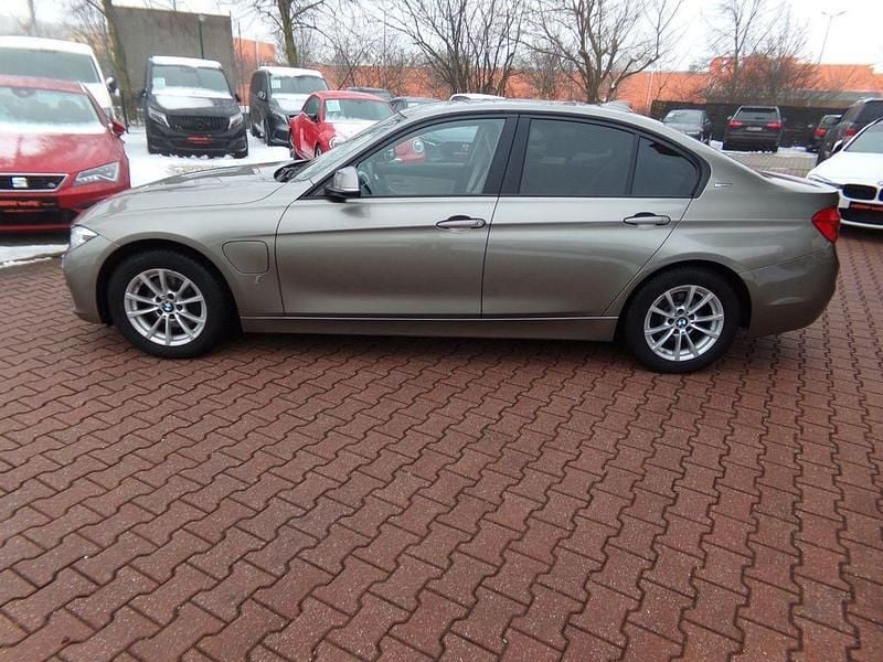 Gebraucht BMW 330e Advantage 184 PS (135 kW) 2017 Silber Limousine