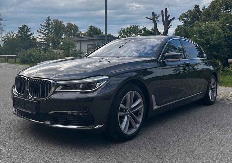 Grau Gebraucht 2017 BMW 750 Limousine | 32.990 € (Superpreis) - Bild 1/4
