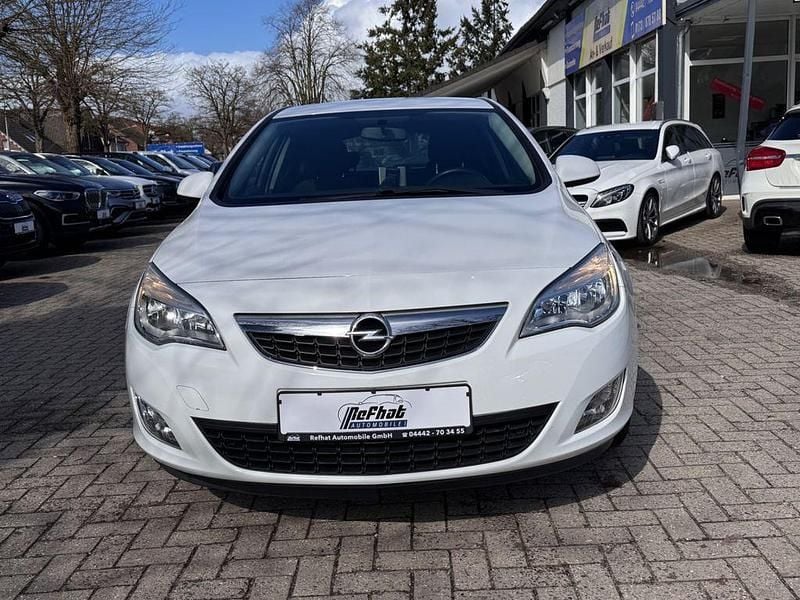 Gebraucht Opel Astra Design Edition 101 PS (74 kW) 2011 Weiß Limousine