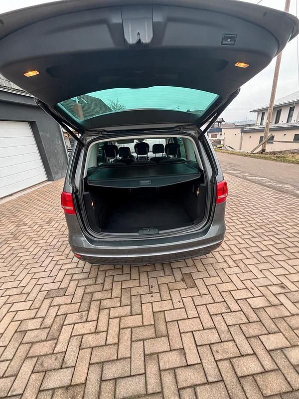 Gebraucht VW Sharan 177 PS (130 kW) 2014 Grau Van / Kleinbus