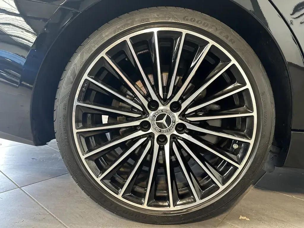 Gebraucht Mercedes 300 AMG line 265 PS (194 kW) 2022 Schwarz Limousine