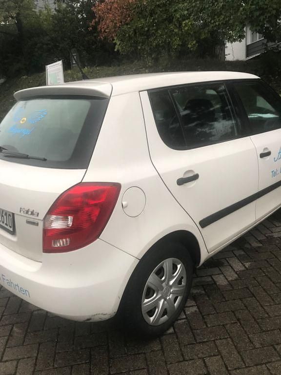 Weiß Gebraucht 2012 Skoda Fabia Active Limousine | 3.950 € (Fairer Preis) - Bild 1/4