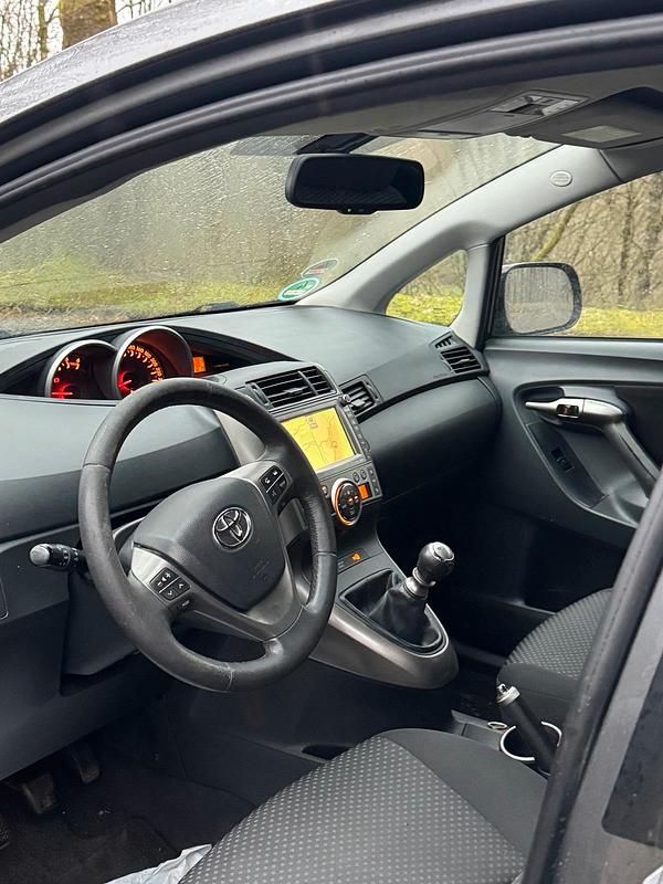 Braun Gebraucht 2009 Toyota Corolla Verso Van / Kleinbus | 3.700 € (Fairer Preis) - Bild 1/4