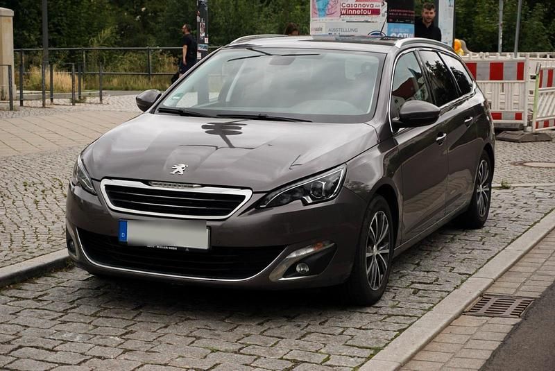 Grau Gebraucht 2014 Peugeot 308 SW Allure Kombi | 6.999 € - Bild 1/4
