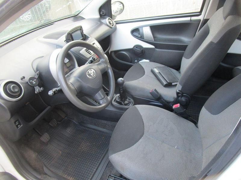 Gebraucht Toyota Aygo Cool 68 PS (50 kW) 2013 Weiß Kleinwagen
