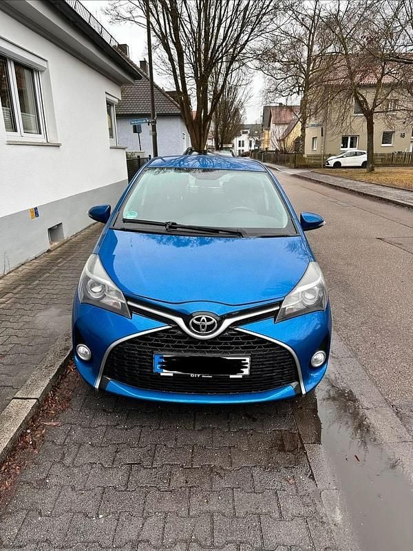 Gebraucht Toyota Yaris 99 PS (72 kW) 2015 Blau Kleinwagen