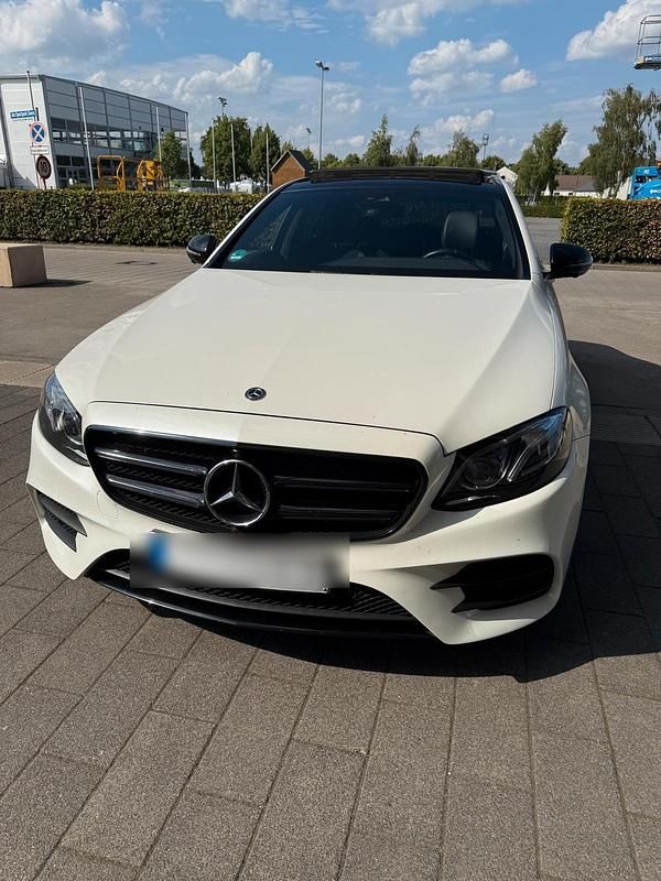Weiß Gebraucht 2018 Mercedes E300 AMG line Limousine | 29.999 € (Guter Preis) - Bild 1/4