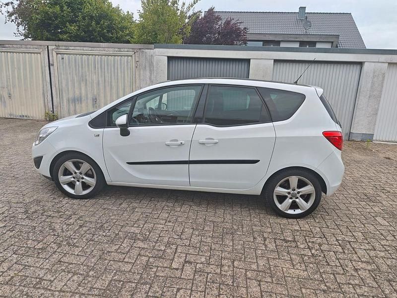 Weiß Gebraucht 2011 Opel Meriva Color Edition Van / Kleinbus | 5.999 € (Etwas zu teuer) - Bild 1/4