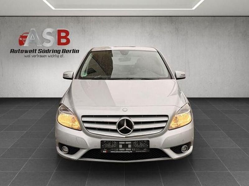 Gebraucht Mercedes B180 122 PS (89 kW) 2014 Silber Van / Kleinbus