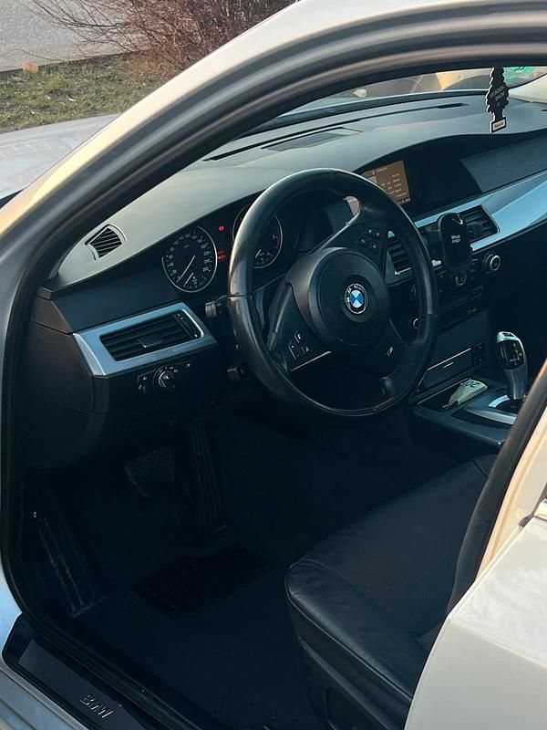 Gebraucht BMW 525 197 PS (144 kW) 2007 Grau Limousine