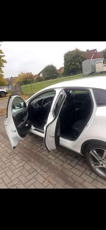 Gebraucht Volvo V40 Momentum 120 PS (88 kW) 2017 Weiß Kombi