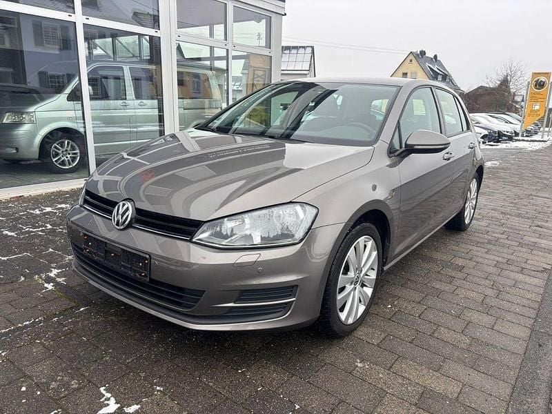 Grau Gebraucht 2016 VW Golf Trendline Limousine | 9.900 € (Guter Preis) - Bild 1/4