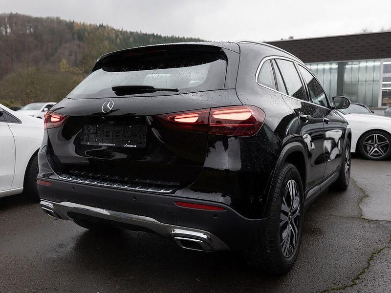 Gebraucht Mercedes GLA180 Progressive 136 PS (100 kW) 2024 Kosmosschwarz metallic SUV