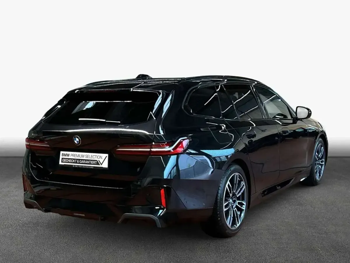 Gebraucht BMW 520 M Sport 197 PS (144 kW) 2025 Schwarz Kombi