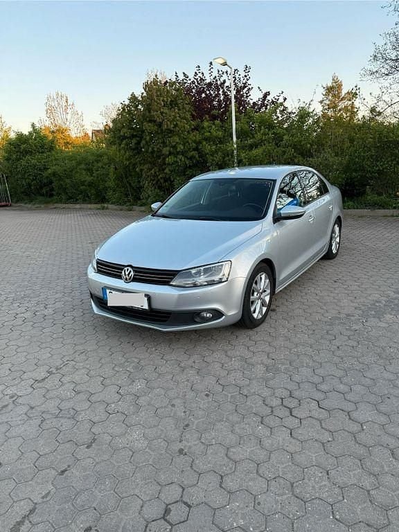 Grau Gebraucht 2012 VW Jetta Comfortline Limousine | 5.899 € (Fairer Preis) - Bild 1/4