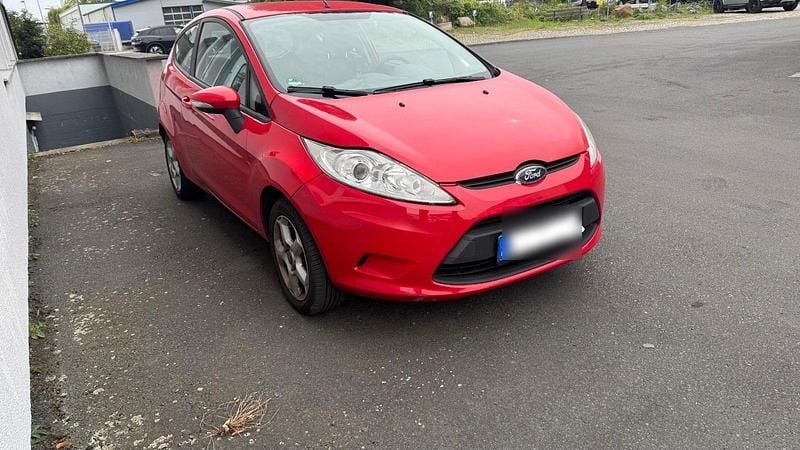 Rot Gebraucht 2011 Ford Fiesta Kleinwagen | 1.570 € (Fairer Preis) - Bild 1/4