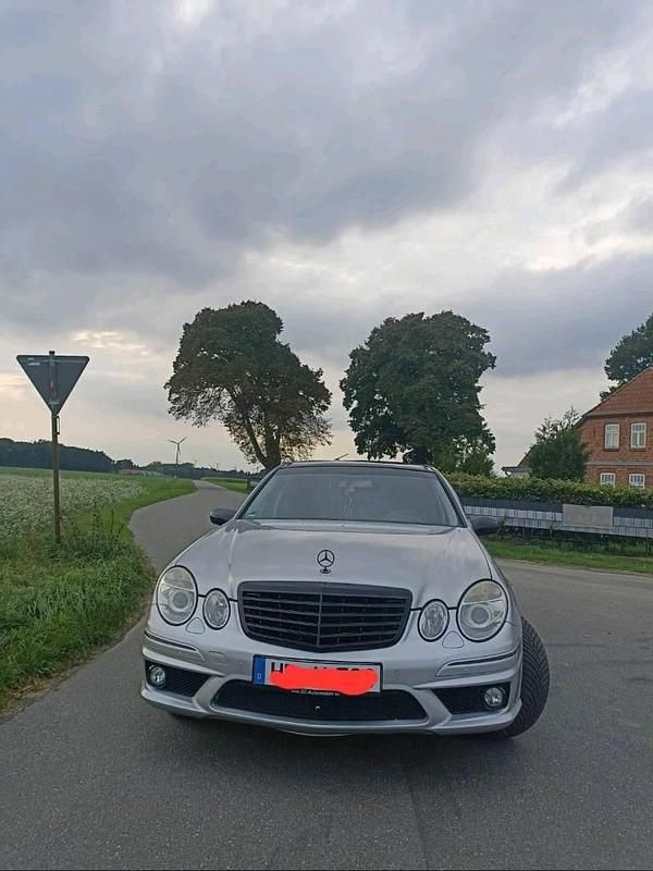 Silber Gebraucht 2002 Mercedes E240 Limousine | 8.500 € - Bild 1/4