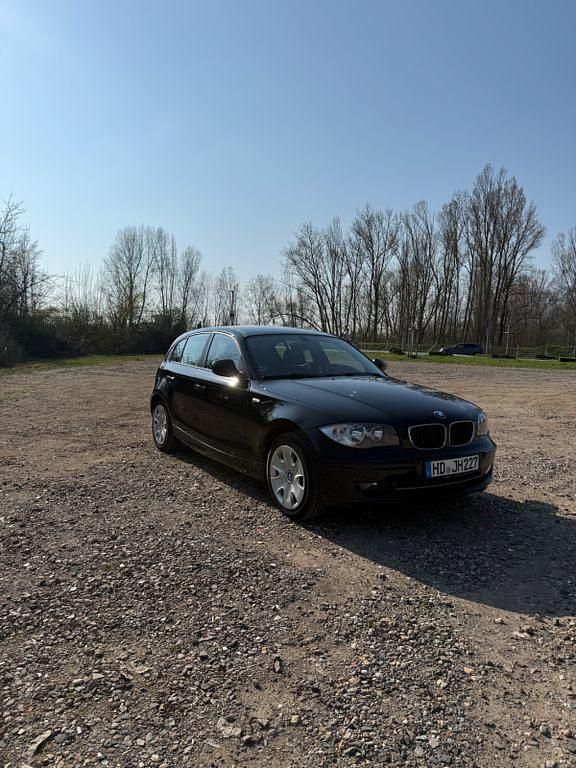 Gebraucht BMW 116 122 PS (89 kW) 2010 Schwarz Kleinwagen
