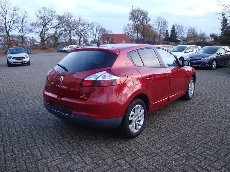 Gebraucht Renault Mégane III LIMITED 116 PS (85 kW) 2015 Rot Limousine