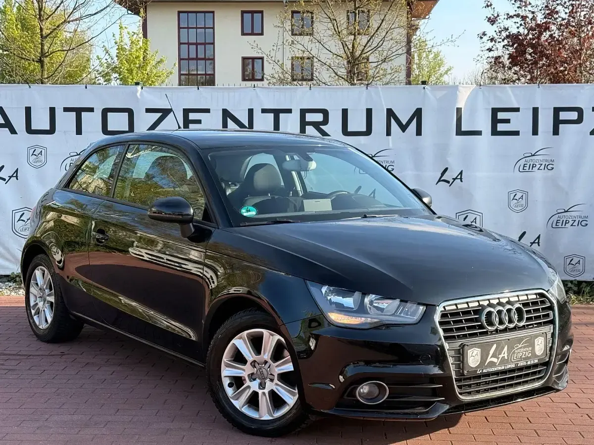 Używany Audi A1 Attraction 122 KM (89 kW) 2011 Czarny Hatchback