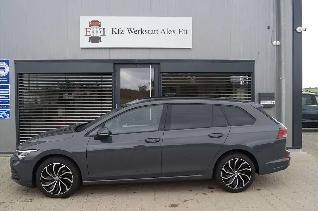 Gebraucht VW Golf VIII Life 116 PS (85 kW) 2023 Delfingrau metallic Kombi