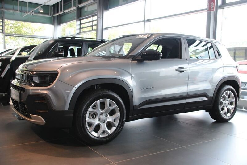 Grau Gebraucht 2024 Jeep Avenger EV Altitude SUV | 33.990 € (Etwas zu teuer) - Bild 1/4