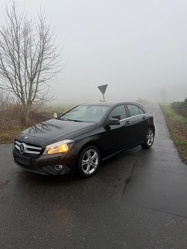 Schwarz Gebraucht 2014 Mercedes A180 Urban Kleinwagen | 11.990 € (Fairer Preis) - Bild 1/4