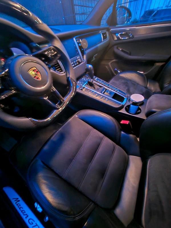 Grau Gebraucht 2017 Porsche Macan GTS SUV | 39.500 € - Bild 1/4