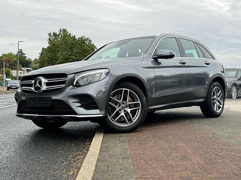 Grau Gebraucht 2017 Mercedes GLC250 AMG SUV | 29.300 € (Fairer Preis) - Bild 1/4