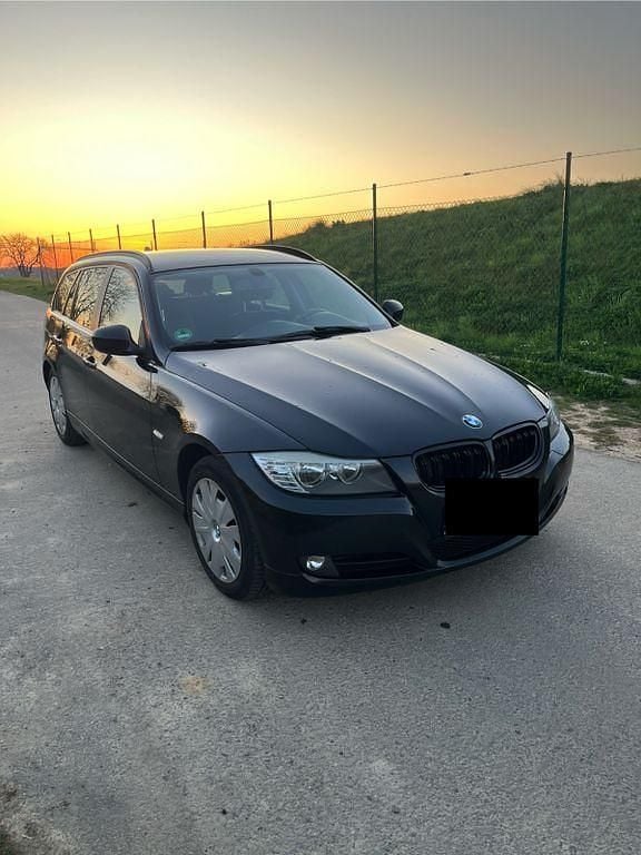 Gebraucht BMW 318 143 PS (105 kW) 2010 Schwarz Kombi