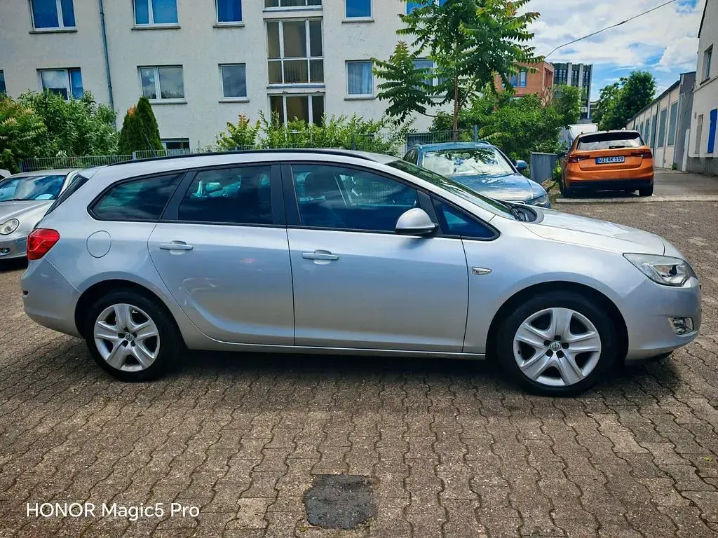 Gebraucht Opel Astra Design Edition 101 PS (74 kW) 2011 Silber Kombi