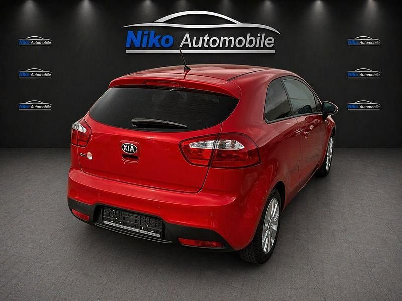 Gebraucht Kia Rio DREAM-TEAM Edition 86 PS (63 kW) 2014 Rot Limousine