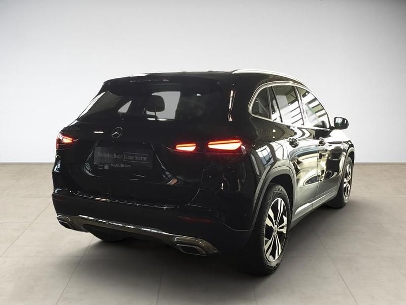 Gebraucht Mercedes GLA200 Progressive 150 PS (110 kW) 2025 Metalliclack kosmosschwarz (metallic) SUV