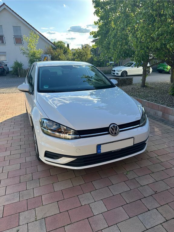 Weiß Gebraucht 2018 VW Golf VII Comfortline Limousine | 9.990 € (Superpreis) - Bild 1/4