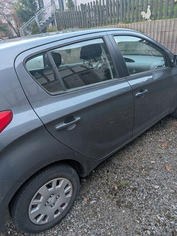 Gebraucht Hyundai i20 86 PS (63 kW) 2014 Grau Kleinwagen