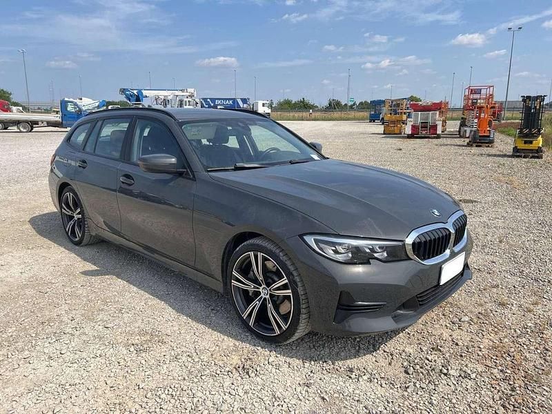 Grau Gebraucht 2022 BMW 330 Luxury Line Kombi | 23.190 € (Fairer Preis) - Bild 1/4