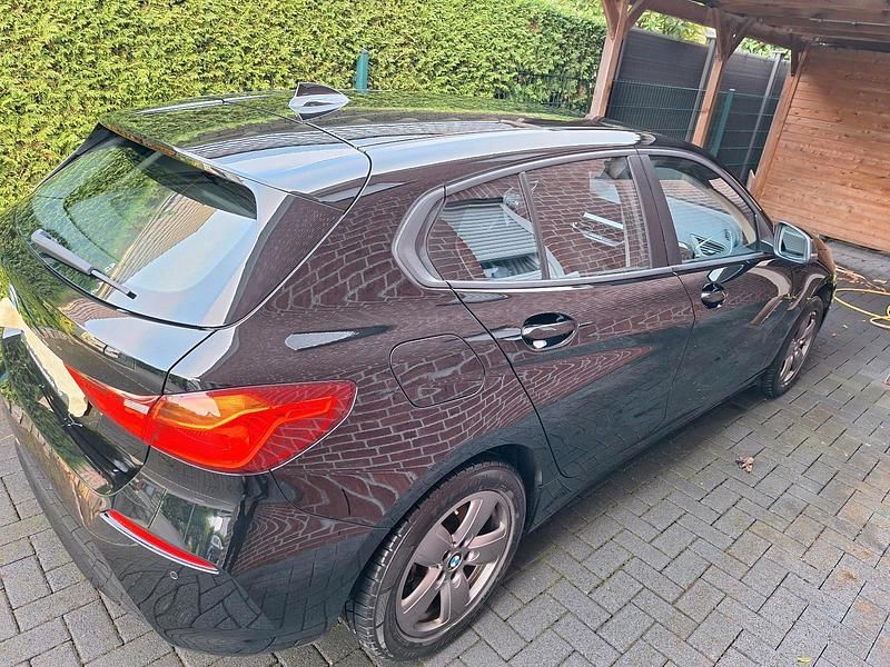 Schwarz Gebraucht 2019 BMW 118 Advantage Kleinwagen | 14.900 € (Fairer Preis) - Bild 1/4